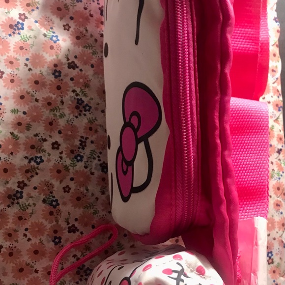 Hello Kitty belt bag with attachable water bottle holder - Picture 3 of 6